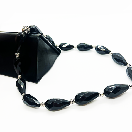 Collier en pierres d’onyx