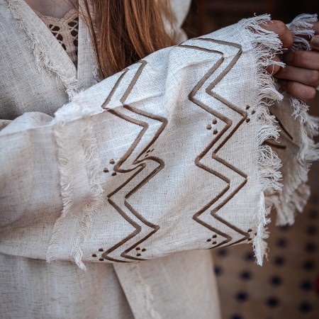 Kimono en lin beige avec broderies camel